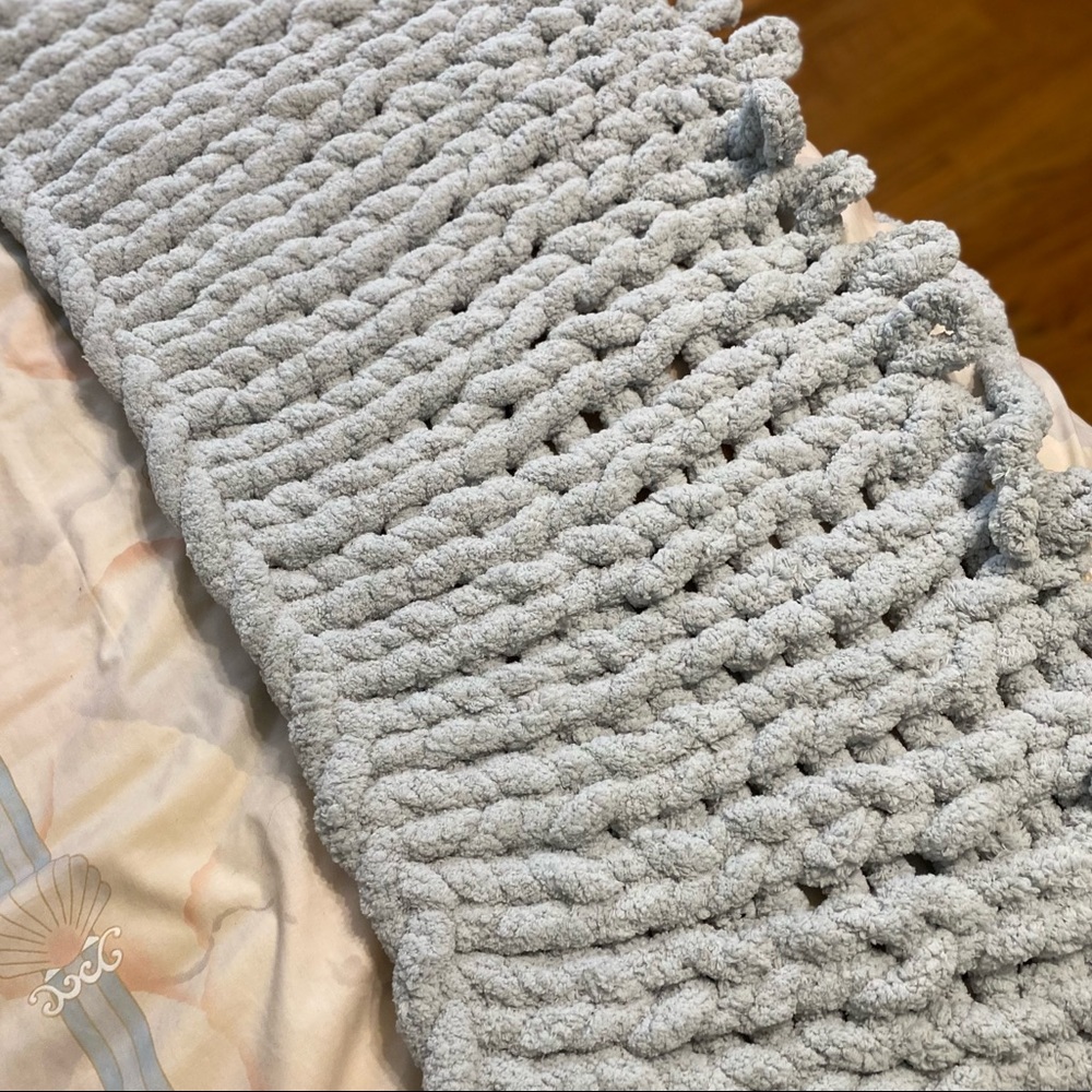 Snow White gray  chunky yarn blanket price depending on the size
